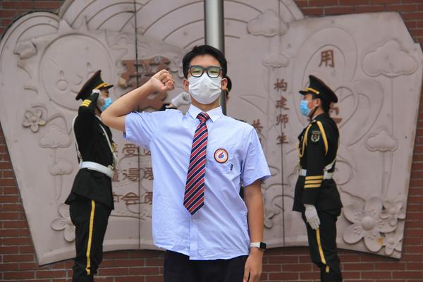 张书翰同学带领大家面向国旗宣誓 张书翰同学带领大家面向国旗宣誓